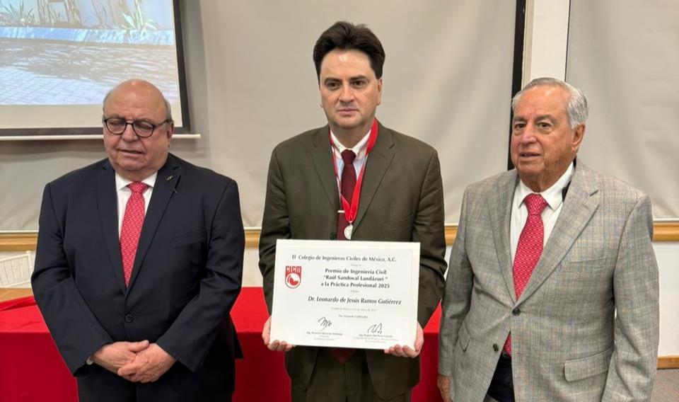 Recibe el Dr . Leonardo de Jesús Ramos Gutiérrez, Premio a la Práctica Profesional “Raúl Sandoval Landazuri”.