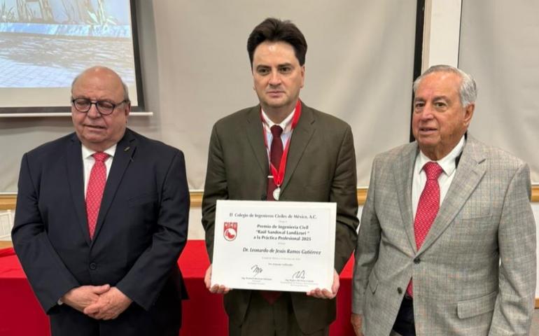 Recibe el Dr . Leonardo de Jesús Ramos Gutiérrez, Premio a la Práctica Profesional “Raúl Sandoval Landazuri”.